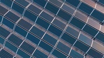 solar painéis em telhado. video