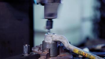 arbetstagare i fabrik använder sig av maskin. professionell arbetstagare på de fabrik arbetssätt med maskineri video