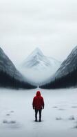 persona en rojo chaqueta en pie en Nevado montaña paisaje foto