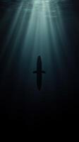 submarino deslizamiento mediante oscuro aguas, luz de sol encima foto