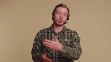 uomo libero professionista lavoratore, chiamata centro o supporto servizio operatore assistenza telefonica, avendo parlare con cliente video