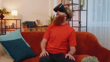 man använder sig av virtuell verklighet trogen teknologi headsetet till spela simulering 3d spel på Hem video