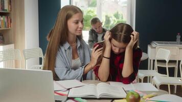 caucasien les filles haute école élèves élèves camarades de classe éducation en train d'étudier problème dérangé adolescent femme triste pleurs offensé harcèlement Université Université difficulté femelle s'excuser calme Aidez-moi soutien copains video