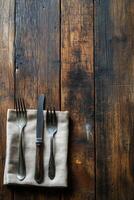 un rústico de madera mesa conjunto con cubiertos y lino servilleta en un acogedor comida zona a hora de comer foto