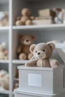 suave oso descansando en un almacenamiento caja en un acogedor niños habitación foto