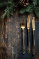 un rústico de madera mesa conjunto con cubiertos y lino servilleta en un acogedor comida zona a hora de comer foto