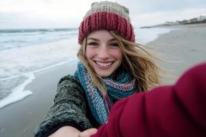 encantador romántico un mujer sostener tu mano giro cámara sonriente riendo felizmente con Pareja encantador en playa antecedentes. foto