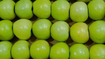 Background filled with fresh green apples neatly arranged as seen from above Free Photo
