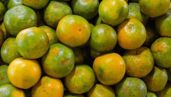 Realistic photo of a bunch of orange green oranges looking at the fruit from above. Free Photo