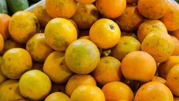 Realistic photo of a bunch of oranges showing the fruit from above. Free Photo
