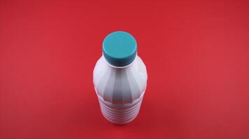 homme met et prend une façon Plastique bouteille sur table rouge surface video