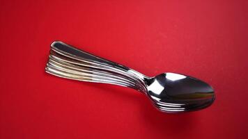 plata té cucharas y espacio para diseño en rojo antecedentes video