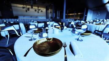 vide restaurant réglage avec élégant vaisselle et faible éclairage ambiance video