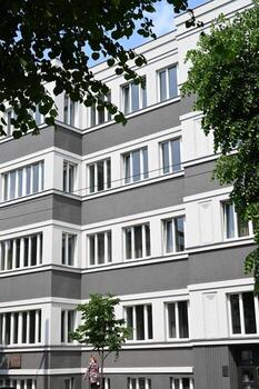 un grande gris edificio con muchos ventanas foto