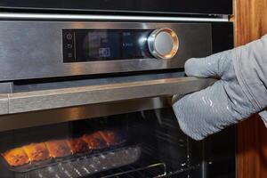 A digital oven displays 170 C while baking progresses, highlighting precise control for perfectly cooked desserts. photo