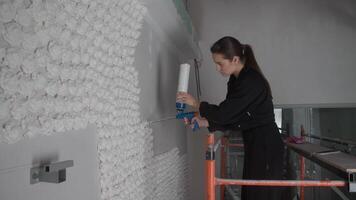 A talented young builder created a beautiful and unique pattern on the wall of the room of the production room using styrofoam. video