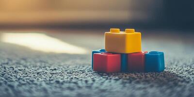 un apilar de legos con un amarillo uno en parte superior foto