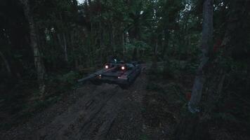 Militär- Panzer navigieren durch dicht Urwald Terrain im niedrig Licht Bedingungen video