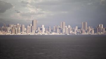 ville horizon à crépuscule surplombant l'eau avec moderne architecture et des nuages video