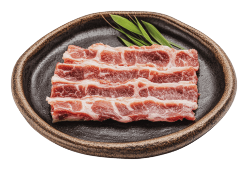 nyligen skivad fläsk mage på en mörk tallrik png