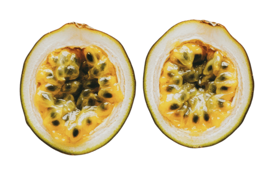 pasión Fruta cortar en medio exhibiendo vibrante carne png