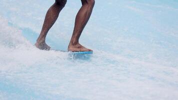 descalço surfista balanceamento em uma prancha de surfe. água Esportes atividade. instrutor demonstrando quão para ficar de pé acima em prancha de surfe. a conceito do prática e perseverança antes isto sucesso. bandeira, cópia de espaço video