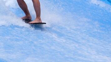 fechar-se pernas surfista balanceamento em prancha de surfe. água Esportes atividade. instrutor demonstrando quão para ficar de pé acima em prancha de surfe. a conceito do prática e perseverança antes isto sucesso. livre cópia de espaço video