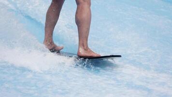 descalço surfista balanceamento em uma prancha de surfe. água Esportes atividade. instrutor demonstrando quão para ficar de pé acima em prancha de surfe. a conceito do prática e perseverança antes isto sucesso. bandeira, cópia de espaço video