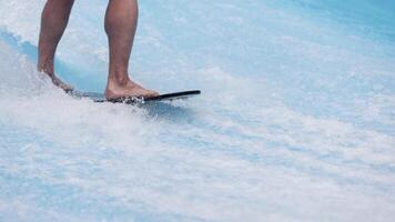 descalço surfista balanceamento em uma prancha de surfe. água Esportes atividade. instrutor demonstrando quão para ficar de pé acima em prancha de surfe. a conceito do prática e perseverança antes isto sucesso. bandeira, cópia de espaço video