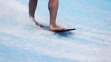 descalço surfista balanceamento em uma prancha de surfe. água Esportes atividade. instrutor demonstrando quão para ficar de pé acima em prancha de surfe. a conceito do prática e perseverança antes isto sucesso. bandeira, cópia de espaço video