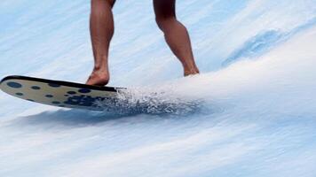fechar-se pernas surfista balanceamento em prancha de surfe. água Esportes atividade. instrutor demonstrando quão para ficar de pé acima em prancha de surfe. a conceito do prática e perseverança antes isto sucesso. livre cópia de espaço video
