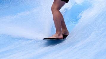 descalço surfista balanceamento em uma prancha de surfe. água Esportes atividade. instrutor demonstrando quão para ficar de pé acima em prancha de surfe. a conceito do prática e perseverança antes isto sucesso. bandeira, cópia de espaço video