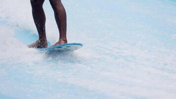 descalço surfista balanceamento em uma prancha de surfe. água Esportes atividade. instrutor demonstrando quão para ficar de pé acima em prancha de surfe. a conceito do prática e perseverança antes isto sucesso. bandeira, cópia de espaço video