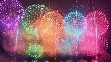 abstrakt Mehrfarbig golden leuchtenden glühend Feuerwerk Show mit Bokeh Beleuchtung im das Nacht Himmel. video