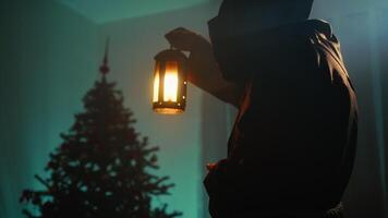 mysteriös Arm religiös Mönch Beleuchtung oben das Zimmer mit Weihnachten Baum video