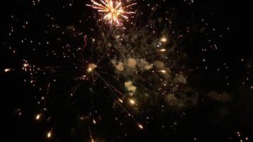 Feuerwerk Anzeige im das Himmel zum Neu Jahr video