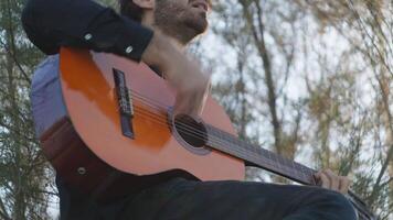 homem tocam e cantar clássico música com dele guitarra, baixo ângulo video