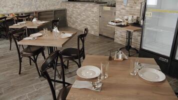 un vide café dans une en bois style. gratuit les tables. là sont non visiteurs. restaurant conception. vaisselle. attendre pour le invités. video