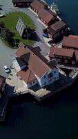 Seebrücke mit das Schiffe im das Hafen Stadt. Lofoten Archipel im Norwegen. oben Sicht, Vertikale Aufnahmen video