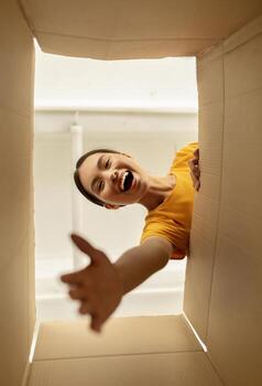 fondo ver de emocional coreano mujer recepción en línea orden, desempacar su caja de cartón paquete o empaquetar a hogar. joven contento dama satisfecho con entrega, compras en Internet foto