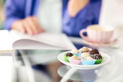 dos mayor mujer relajarse a un acogedor cafetería, saboreando delicioso dulces y atractivo en conversacion mientras disfrutando su Jubilación. un calentar bebida agrega a el atractivo atmósfera. foto