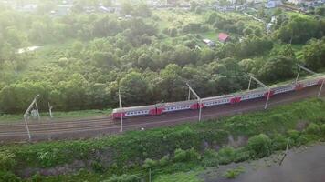 Visão a partir de a zangão em a plataforma dentro a subúrbio e a estrada de ferro expressar video