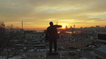 drone vue à une lénine statue monument, chemin de fer station à lever du soleil video