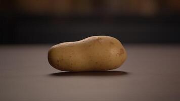 une fermer image de une Célibataire Patate séance sur une table surface prêt pour cuisine video