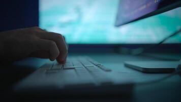 mãos estão digitando em uma teclado enquanto uma computador tela é exibido proeminentemente dentro a fundo video