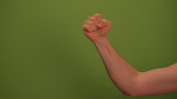 esta es un empoderamiento gesto ese es presentado con un sorprendentes verde antecedentes video