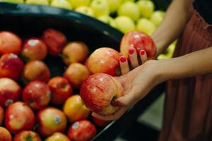 apples in the supermarkBunch of red and yellow apples on boxes in supermarketet photo