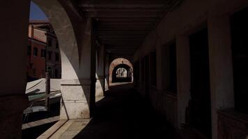 Scroll through the ancient Venetian arcades video