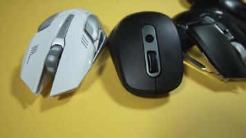 diferente computador mouses em brilhante amarelo fundo video