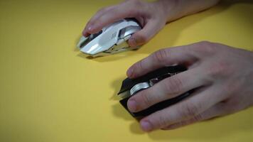 homem usa diferente computador mouses em amarelo fundo video